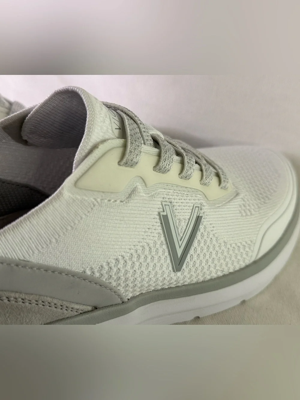 Vionic Lightweight Knit Sneaker in Light Gray W9.5 New